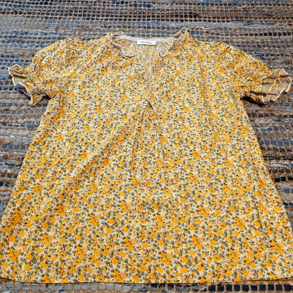 Yellow Ditsy Floral Top M 100% Rayon V-neck Cap Puff Sleeve Cottagecore - Picture 2 of 6